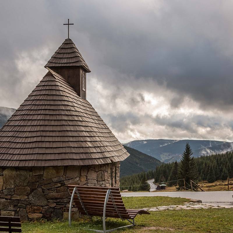 U KAPLIČKY SV. FRANTIŠKA u Erlebachovy boudy v nadmořské výšce 1150 m jezdil při nedělní pouti  i kočár s koňmi.