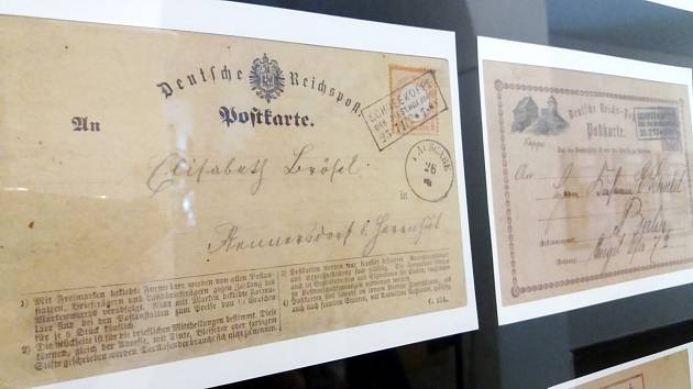 Nejcennějším exponátem výstavy v trutnovském Muzeu Podkrkonoší je předchůdce pohledů, korespondenční lístek Německé říšské pošty s razítkem z pruské poštovny na Sněžce z 25. července roku 1872.