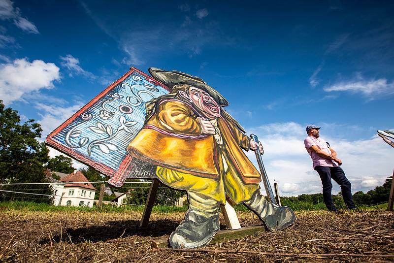 Trpaslíci v Kuksu - výstava při festivalu Theatrum Kuks. Trpaslíky vytvořily učitelky malby na Střední průmyslové škole kamenické a sochařské Hořice pod vedením Michaely Jezberové.