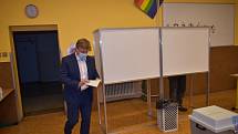 Starosta Vrchlabí Jan Sobotka volil v pátek odpoledne v učebně Krkonošského gymnázia ve Vrchlabí.