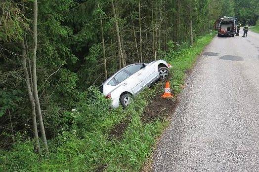 Havárie vozu mezi Hostinným a Slemenem.