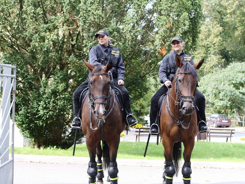 Na trutnovské faře vozíčkárům předvedli zásahy policisté na koních