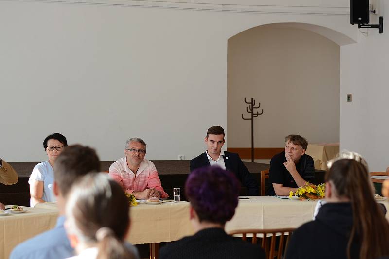 Setkání studentských samospráv ČR v Hostinném se konalo pod vedením Studentského parlamentu Krkonošského gymnázia a SOŠ.