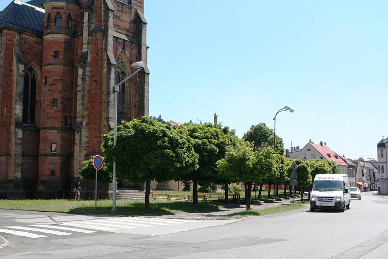 Zásadním zásahem do podoby náměstí Míru ve Vrchlabí bude přeložení silnice, dojde rovněž k přesunutí morového sloupu od kostela a parkovacích míst.