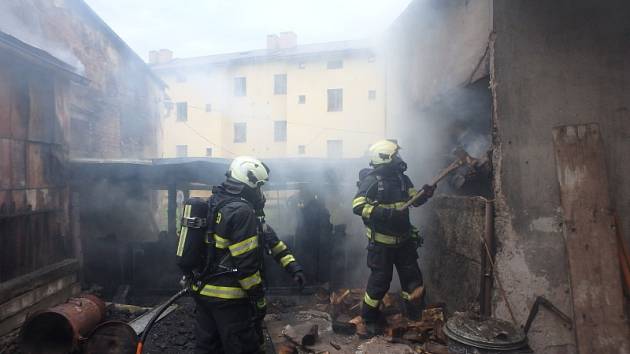 V Úpici hořely kůlny, hasiči čerpali vodu z nedaleké řeky.