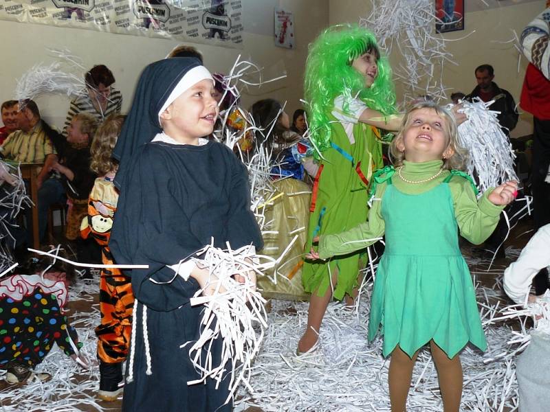 ARNULTOVICKÝ KULTURNÍ DŮM se o víkendu stal dějištěm tradičního dětského karnevalu, který pro malé zájemce uspořádal místní hasičský sbor