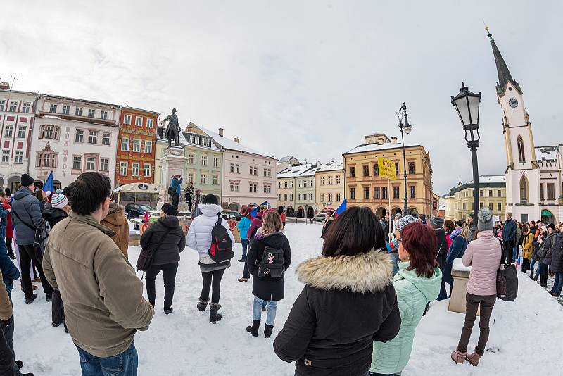 Demonstrace odpůrců protipandemických opatření v Trutnově na Krakonošově náměstí v neděli 23. ledna.