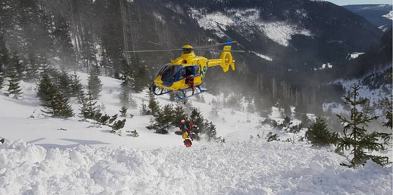Přílet vrtulníku do Obřího dolu a vysazování lékařské posádky poblíž vyproštěného mladšího skialpinisty.