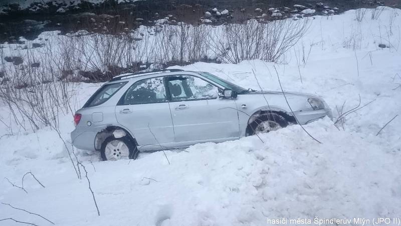 Hasiči ve Špindlu pomáhali dát zpět na kola auto, které bouralo u Hotelu Velveta.