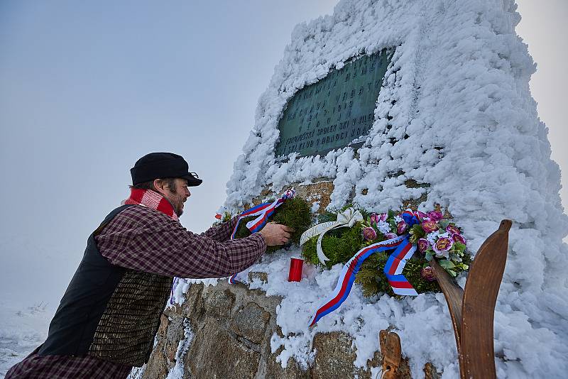 Lidé si ve středu připomněli 108. výročí tragického úmrtí lyžařů Bohumila Hanče a Václava Vrbaty u jejich mohyly na Zlatém návrší.