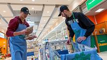 Dvě tuny potravinového a drogistického zboží nakoupili obyvatelé Trutnova ve třech prodejnách při sobotní Národní potravinové sbírce. Loni vybrali 1,2 tuny.