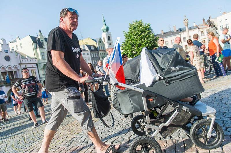 Z trutnovské demonstrace proti Babišovi.