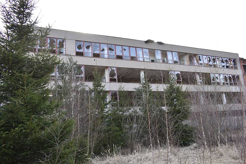 Bývalá budova Východočeských uhelných dolů v Radvanicích je v dezolátním stavu.