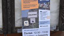 Do patnácti obcí na uzavřeném Trutnovsku začala jezdit tento týden Mobilní pošta. Ve čtvrtek se objevila ve Voletinách.