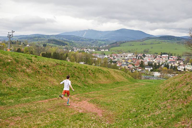 Běžecký maraton NaHoruRun vedl z Trutnova až na Černou horu a dolů do Janských Lázní.