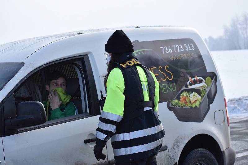 Policejní kontroly na hranicích okresu Trutnov ve Rtyni v Podkrkonoší v neděli 14. února.