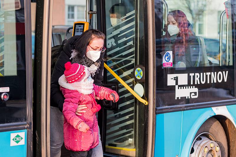 Trutnov ve čtvrtek 25. února. Lidé mají povinnost nosit na frekventovaných místech respirátory nebo dvě chirurgické roušky.