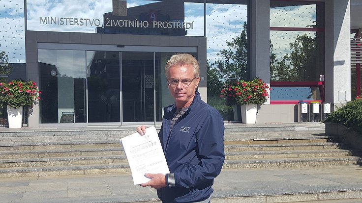 Lékař Petr Martinov předal na ministerstvu životního prostředí petici proti zonaci Krkonošského národního parku.