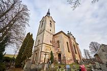 Kostel sv. Petra a Pavla v Chotěvicích, který patří zpěvákovi Richardu Krajčovi, se otevře na letní prázdniny veřejnosti.