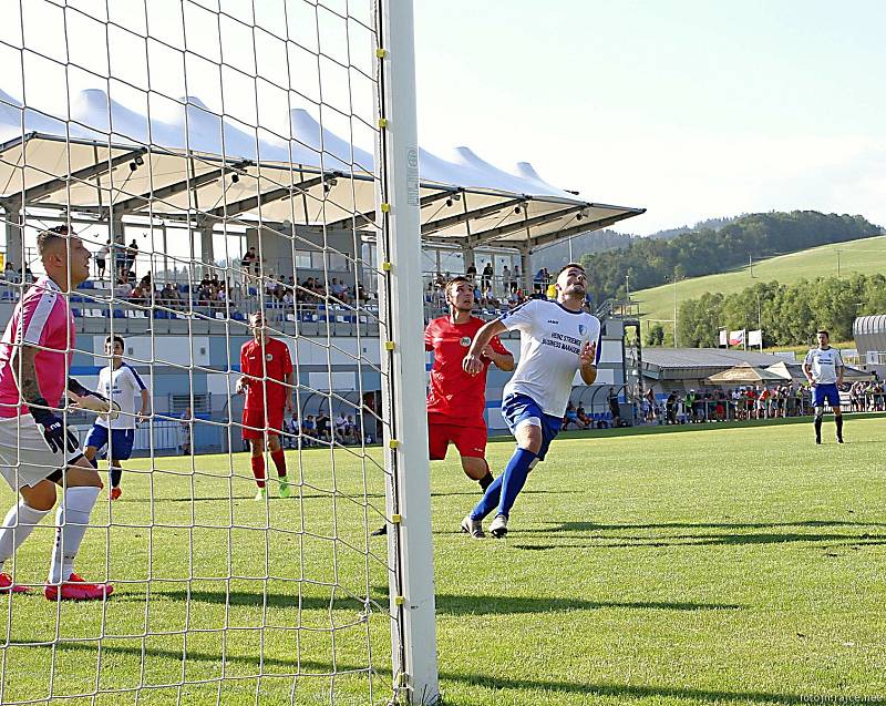 OKRESNÍ DERBY se hrálo na vrchlabském stadionu, kde domácí rezerva porazila Úpici 1:0 trefou Finka ze 78. minuty.