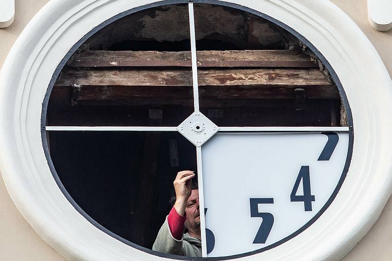 Specialista na věžní hodiny Ivan Šmerda z Hodkovic nad Mohelkou při montáži ve věži historické radnice ve Svobodě nad Úpou.