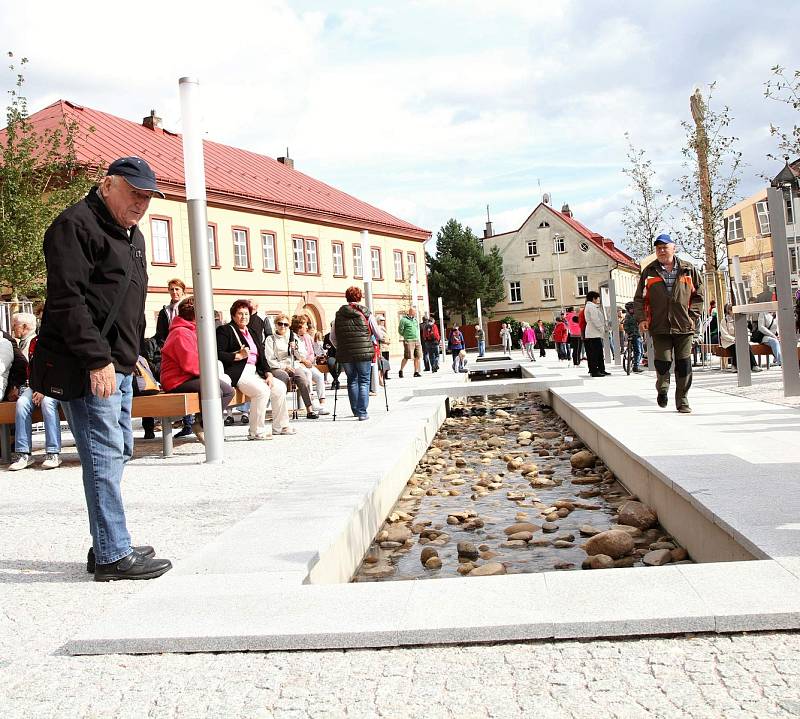 Slavnostní otevření opraveného náměstí Míru ve Vrchlabí.