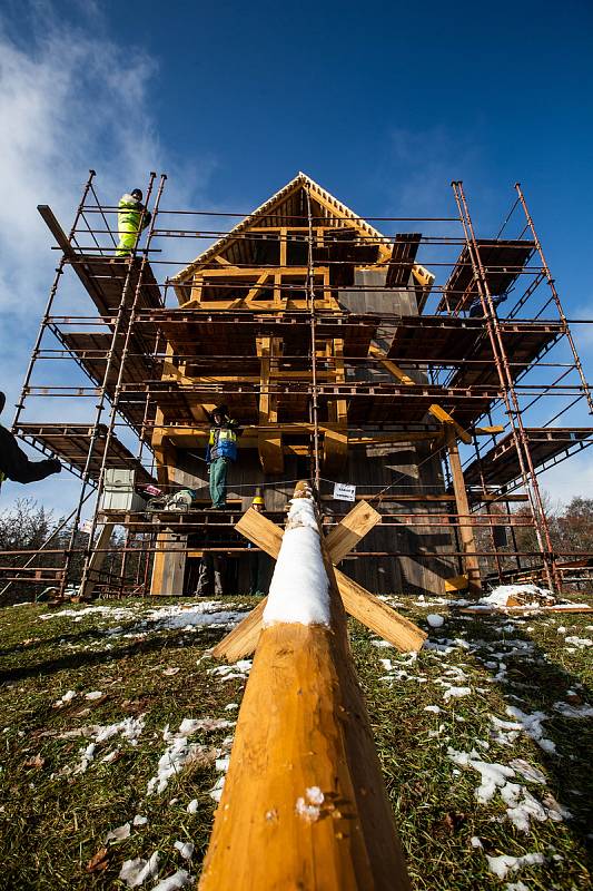 V Borovnici na Trutnovsku vzniká replika větrného mlýna, a to za účasti studentů nejrůznějších oborů.