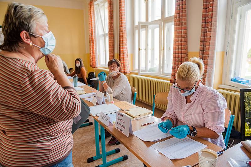 V budově trutnovského gymnázia patří hned tři učebny volebním místnostem. Volí v nich lidé z padesáti trutnovských ulic.