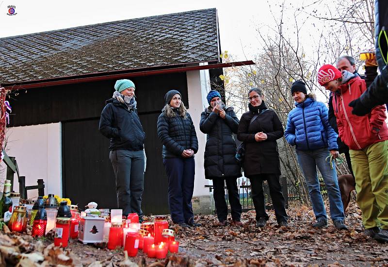 Lidé si připomněli 29. výročí také na Hrádečku u Trutnova u chalupy Václava Havla.