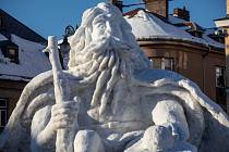 Krakonoš vytesaný ze sněhu v Jilemnici na náměstí.