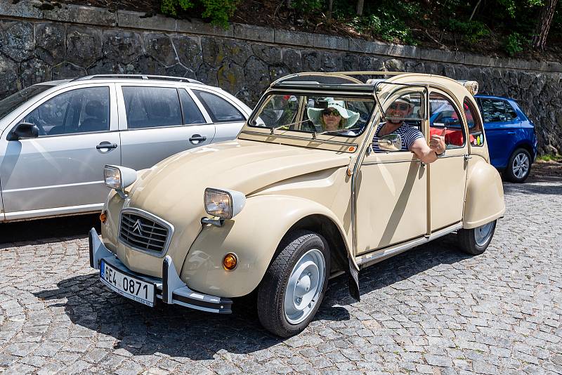 Národní sraz Citroënů 2CV, lidově zvaných kachen.