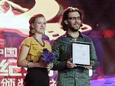 JAN SVATOŠ a Romi Straková přebírají cenu Special Jury Award Jade Kunlun za film divoČINY.