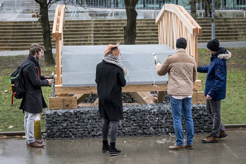 Lávky pro Krkonošský národní park, které zhotovili studenti architektury, jsou prozatím umístěny na nádvoří ČVUT. V horách budou instalovány na jaře, jakmile roztaje sníh.