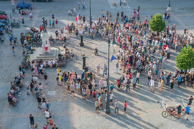 Z trutnovské demonstrace proti Babišovi.