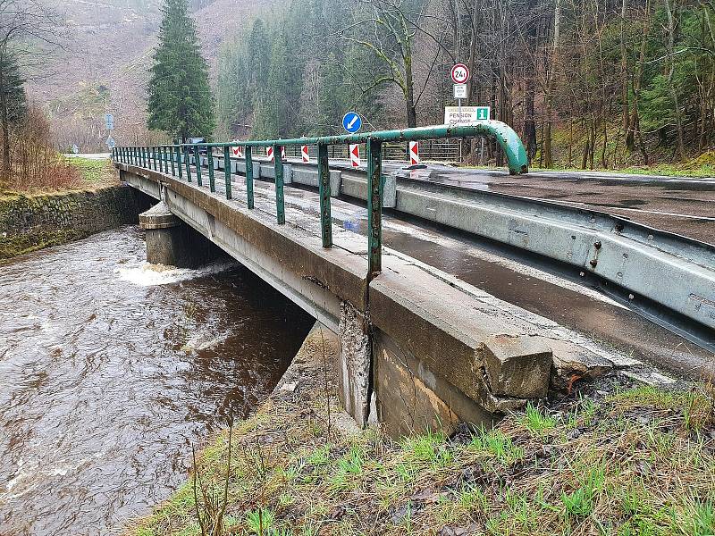 Most v Temném Dole v Krkonoších je v havarijním stavu, projedou tam jen vozy do 20 tun.