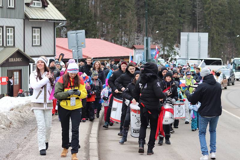 Pátečnímu startu Světového poháru předcházel průvod bubeníků a fanoušků, kteří pohromadě prošli centrem Špindlerova Mlýna do závodní arény ve Svatém Petru.