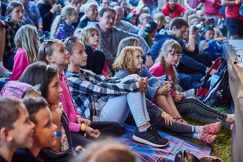 Koncert písničkáře Pokáče zahájil Kulturní léto na Štěrbově vile na Přehradě Les Království.