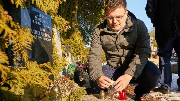 Setkání u hrobu profesora Jaroslava Procházky na městském hřbitově v Trutnově.