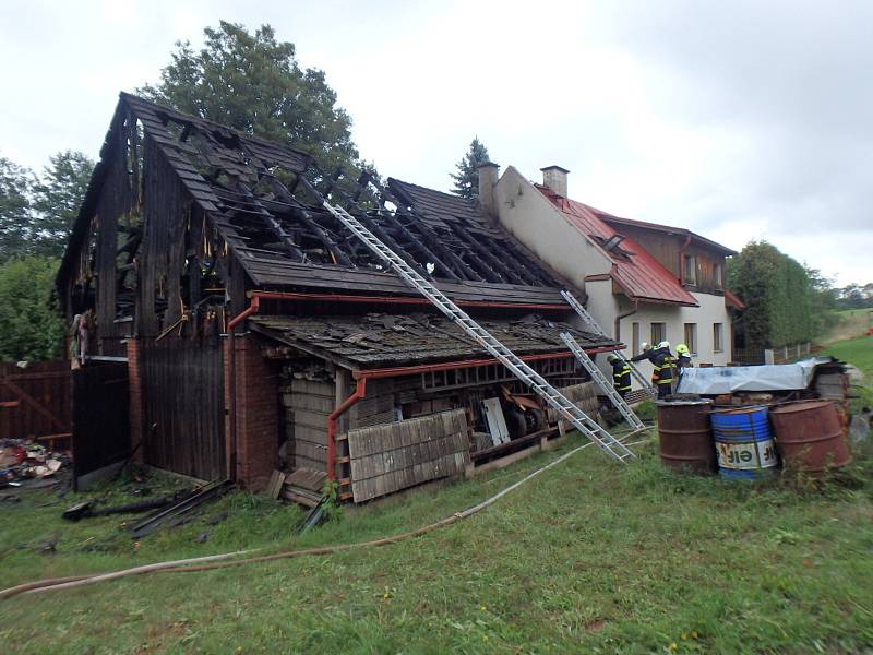 Ve středu ráno vzplála stodola v Horní Kalné. Osmi jednotkám hasičů se podařilo ubránit před plameny rodinný dům.