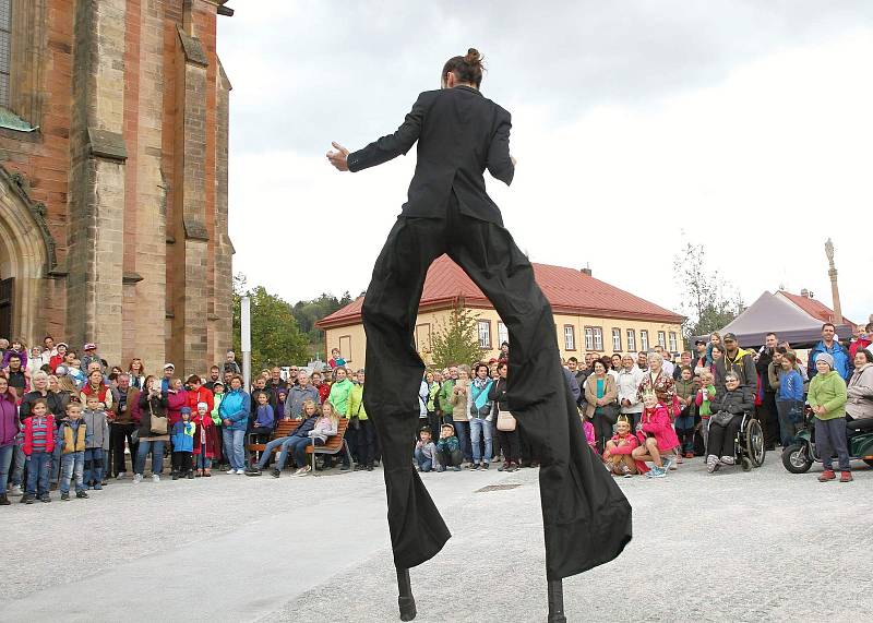 Slavnostní otevření opraveného náměstí Míru ve Vrchlabí.