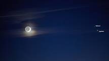 Fotograf Miloš Šálek zachytil z Černé hory na noční obloze setkání planet Jupiter, Saturn a Měsíce.