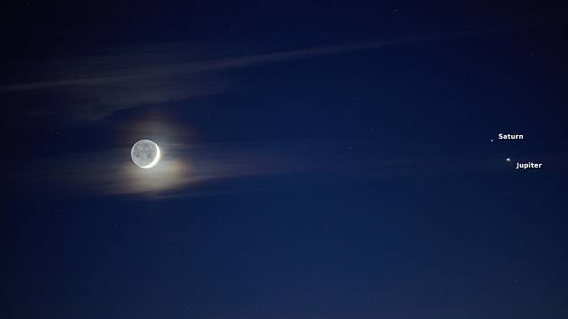 Fotograf Miloš Šálek zachytil z Černé hory na noční obloze setkání planet Jupiter, Saturn a Měsíce.