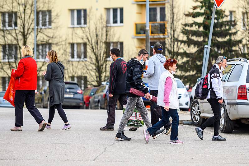 Lidé vyrazili nakupovat do trutnovského Kauflandu ve čtvrtek před velikonočními svátky. Obchodní dům čeká od 12. dubna rekonstrukce.