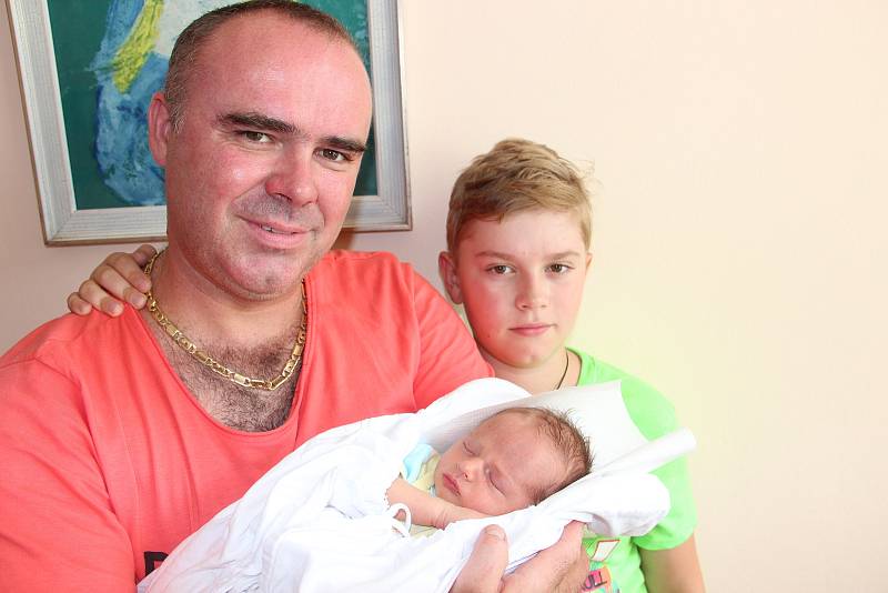 SAMUEL NOVÁK se narodil 31. července v 16.29 hodin rodičům Regině a Richardovi. Vážil 3,04 kilogramu a měřil 49 centimetrů. Doma v Malých Svatoňovicích už čeká i bráška Nikolas.
