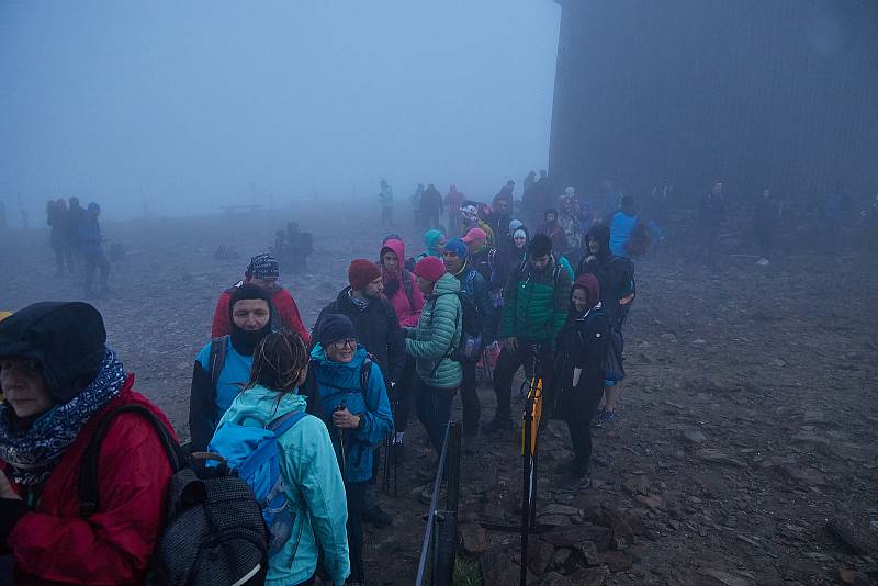 Noční výstup na Sněžku za východem Slunce z Dolní Kalné se letos šel již po pětačtyřicáté.