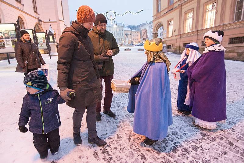 Z trutnovského kostela se vydali na sbírku tříkráloví koledníci.