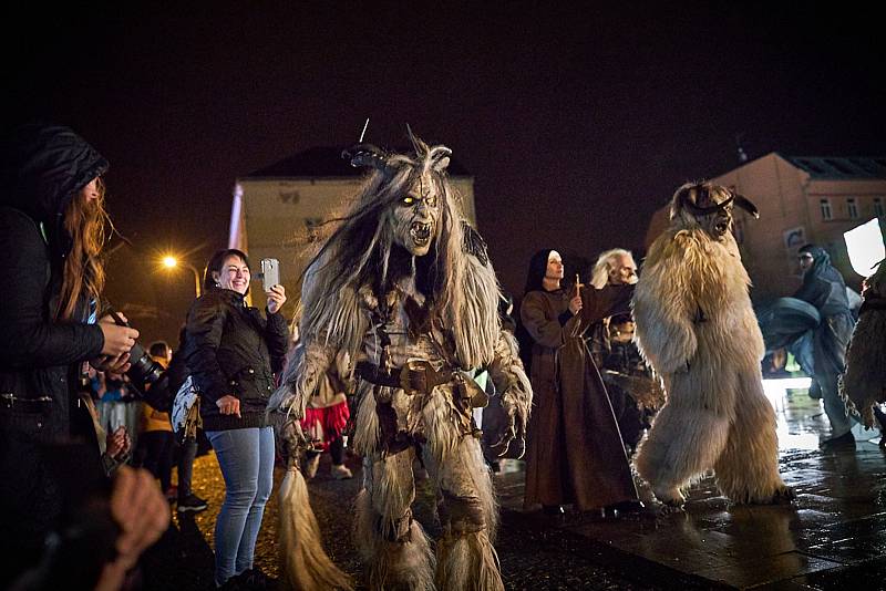 V Trutnově povstal z krkonošských hlubin duch hor Rýbrcoul a přivítal 156 permoníků. Byl z toho český rekord.