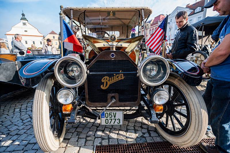 Veteran Car Club Dvůr Králové nad Labem pořádal přehlídku a jízdu historických vozidel Než vypustíme vodu z chladiče.