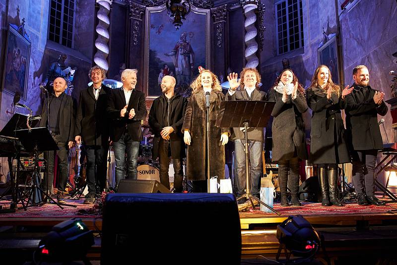 Tříkrálový koncert zpěvačky Moniky Absolonové a Boom!Bandu Jiřího Dvořáka naplnil kostel sv. Mikuláše v Horní Brusnici.