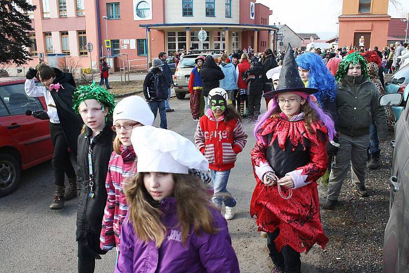 Masopustní průvod ve Dvoře Králové zorganizovala ZŠ Podharť